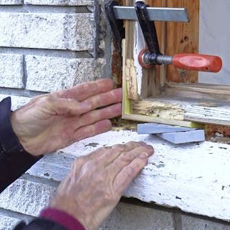 Lille rådskade i vinduesramme: Sæt den lille vinkel fast Lille rådskade i vinduesramme: Sæt den lille vinkel fast